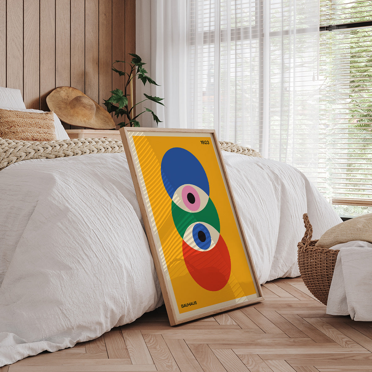 Bauhaus plakat med farverige cirkler, placeret i et moderne soveværelse med træpaneler og naturligt lys.
