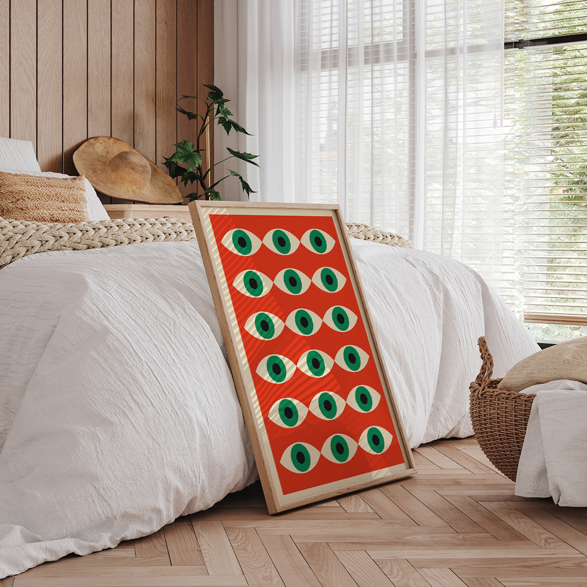 Plakat med et mønster af grønne øjne på en orange baggrund, placeret i et moderne soveværelse med træpaneler og naturligt lys.