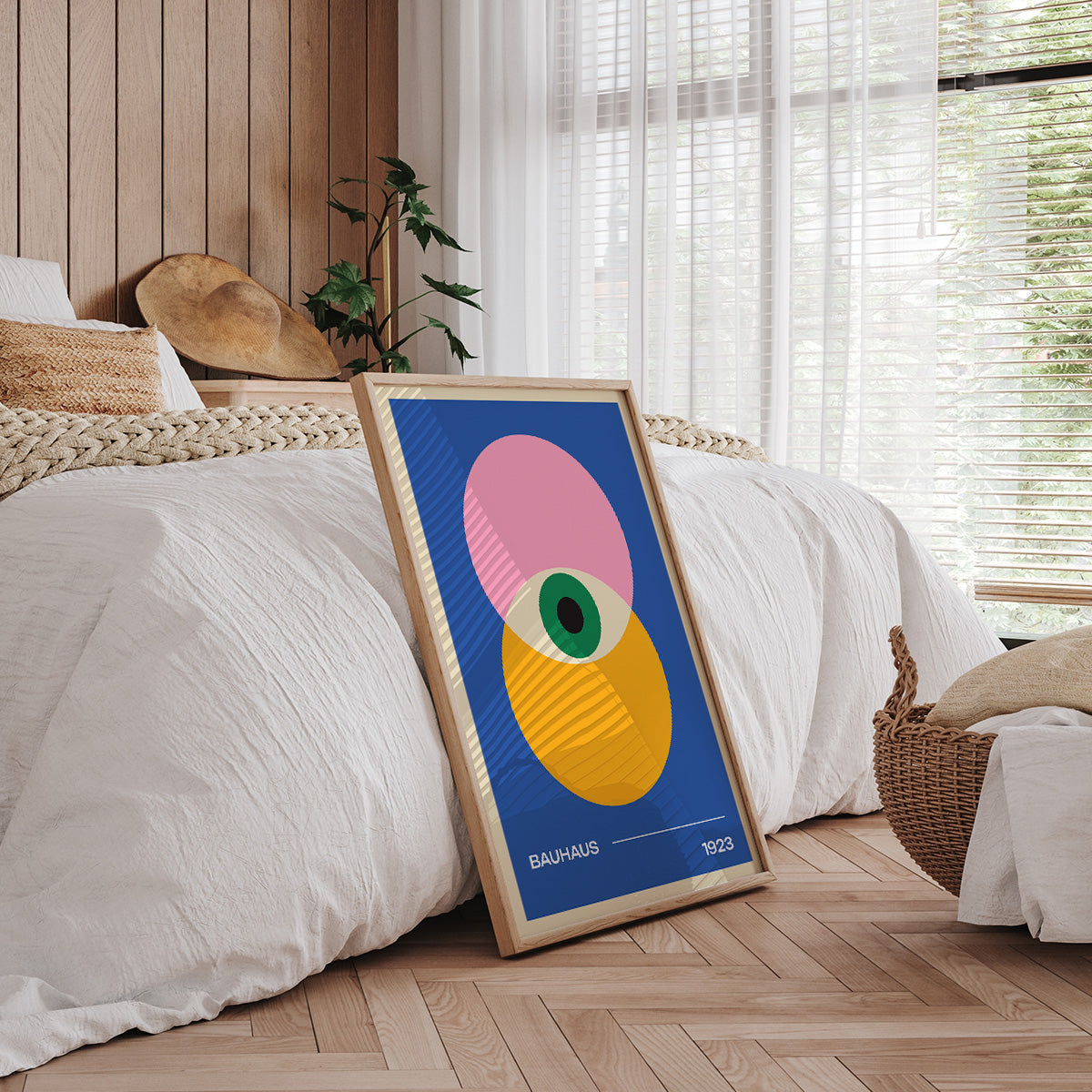 Bauhaus plakat med farverige geometriske former, placeret i et moderne soveværelse med træpaneler og naturligt lys.