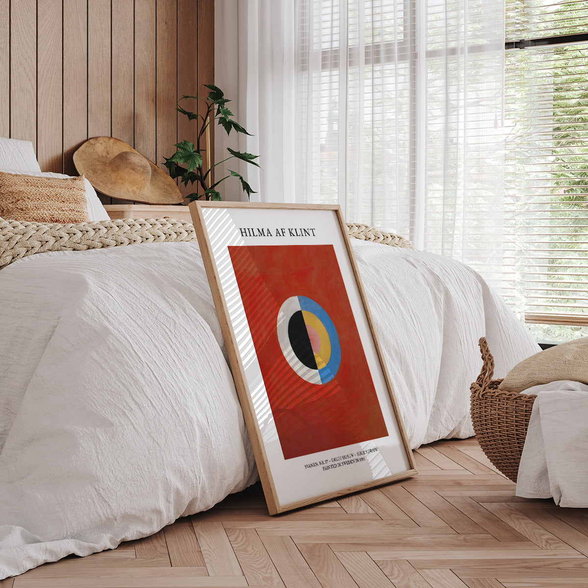 Hilma af Klint plakat med abstrakt design, placeret i et moderne soveværelse med træpaneler og naturligt lys.