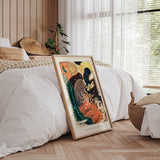 Plakat i soveværelse med træpaneler, grønne planter og naturligt lys.