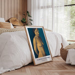 Plakat af Vilhelm Lundstrøm med abstrakt motiv, placeret på gulvet i et soveværelse med træpaneler og naturligt lys.