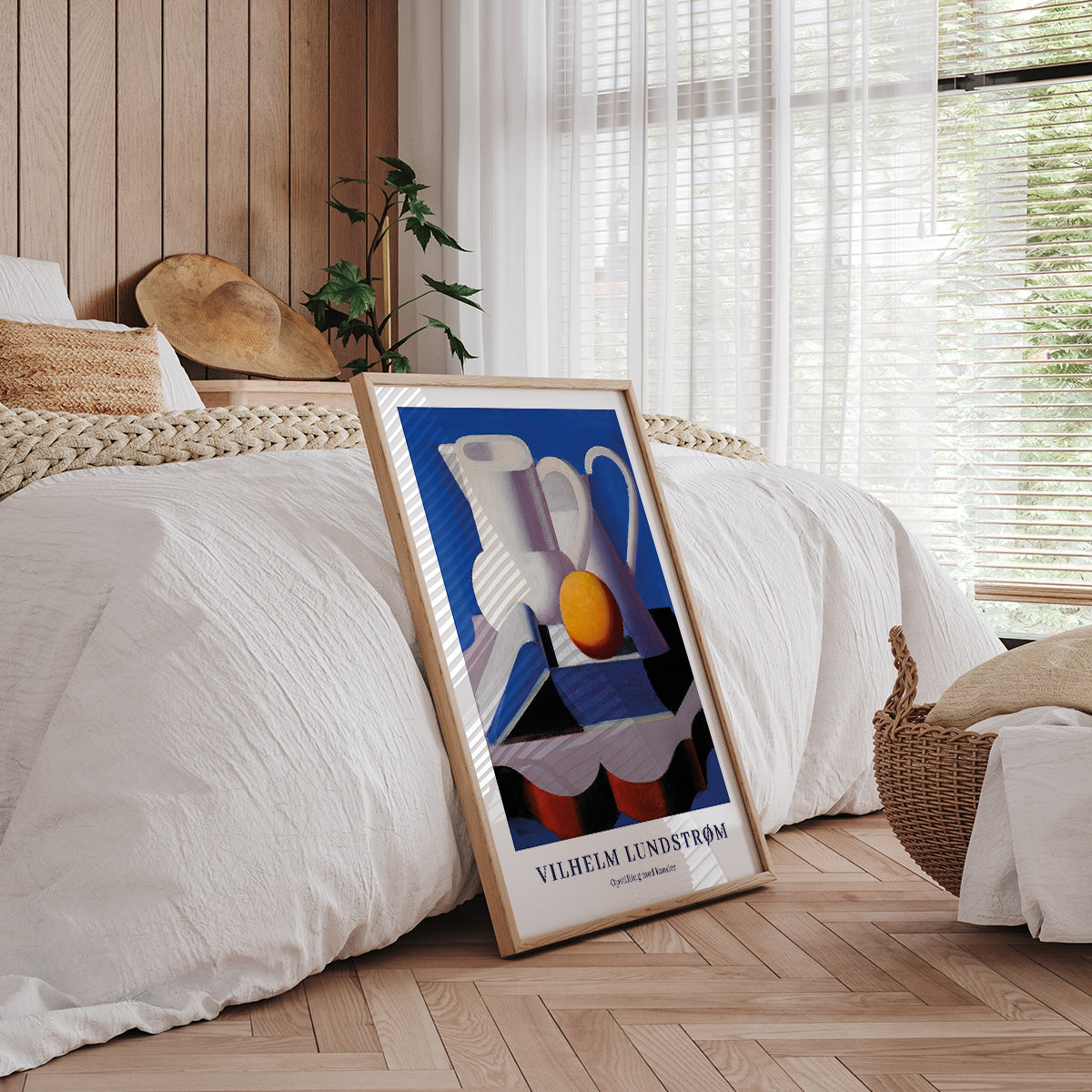 Vilhelm Lundstrøm plakat med abstrakt motiv, placeret på gulvet i et soveværelse med træpaneler og naturligt lys.