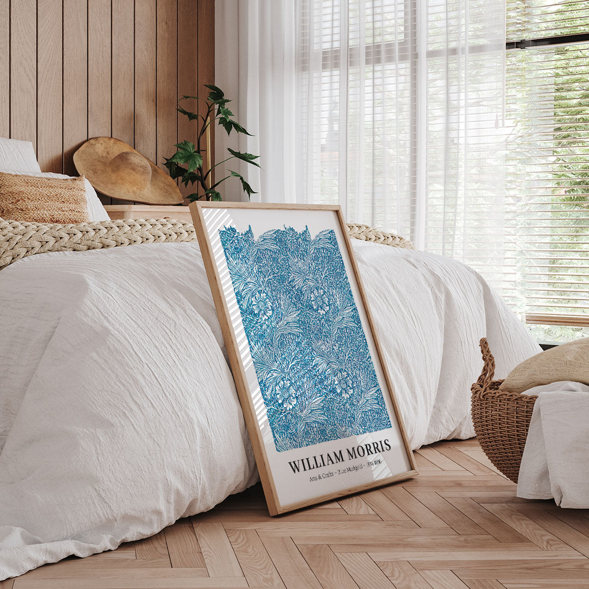 William Morris plakat i træramme, placeret på gulvet i et soveværelse med træpaneler og naturligt lys.