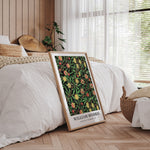 William Morris plakat med botanisk mønster, placeret i et stilfuldt soveværelse med træpaneler og naturligt lys.