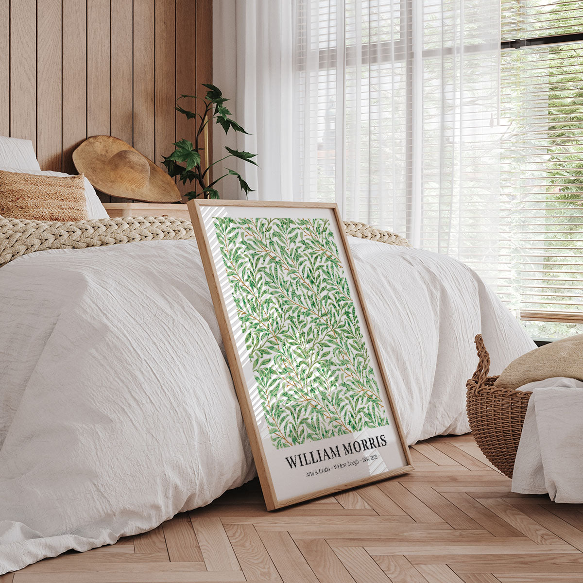 William Morris plakat med botanisk mønster, placeret i et stilfuldt soveværelse med træpaneler og naturlige elementer.