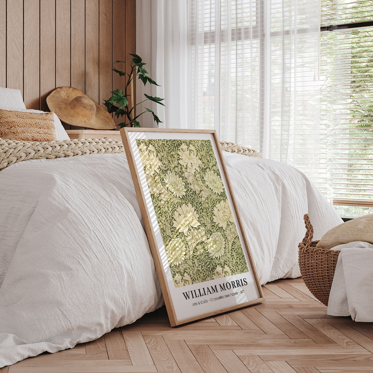 Plakat af William Morris med botanisk mønster, placeret i et soveværelse med træpaneler og naturligt lys.