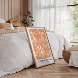 William Morris plakat i soveværelse, stående op ad en seng med træpaneler og naturligt lysindfald.
