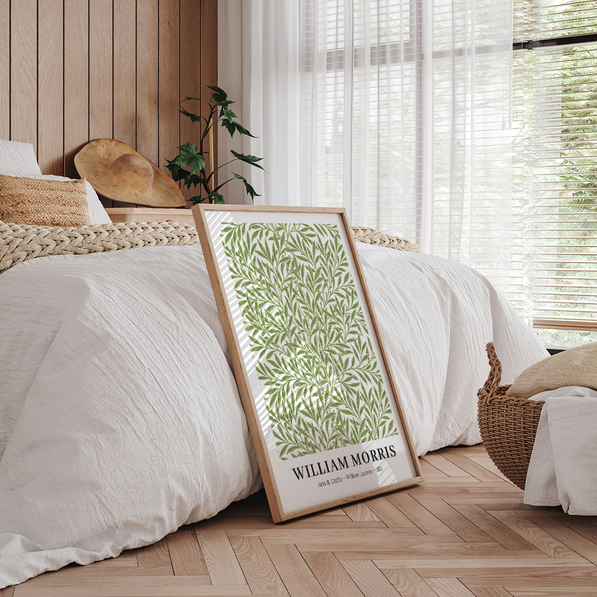 Plakat af William Morris med botanisk mønster, placeret på gulvet i et soveværelse med træpaneler og naturligt lys.