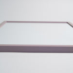 Lilla egetræsramme i nærbillede, minimalistisk design.