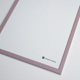 Lilla egetræsramme fra Poster Society, set fra en vinkel.