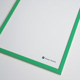 Mintgrøn egetræsramme fra Poster Society, set fra en vinkel.
