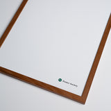 Mørk natur egetræsramme fra Poster Society, set fra en vinkel.