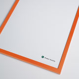 Orange egetræsramme fra Poster Society, set fra en vinkel, der viser rammens hjørne og struktur.