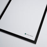 Sort egetræsramme fra Poster Society, set fra en vinkel, der viser rammens slanke profil og minimalistiske design.