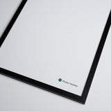 Sort egetræsramme fra Poster Society, set fra en vinkel, der viser rammens slanke profil og minimalistiske design.