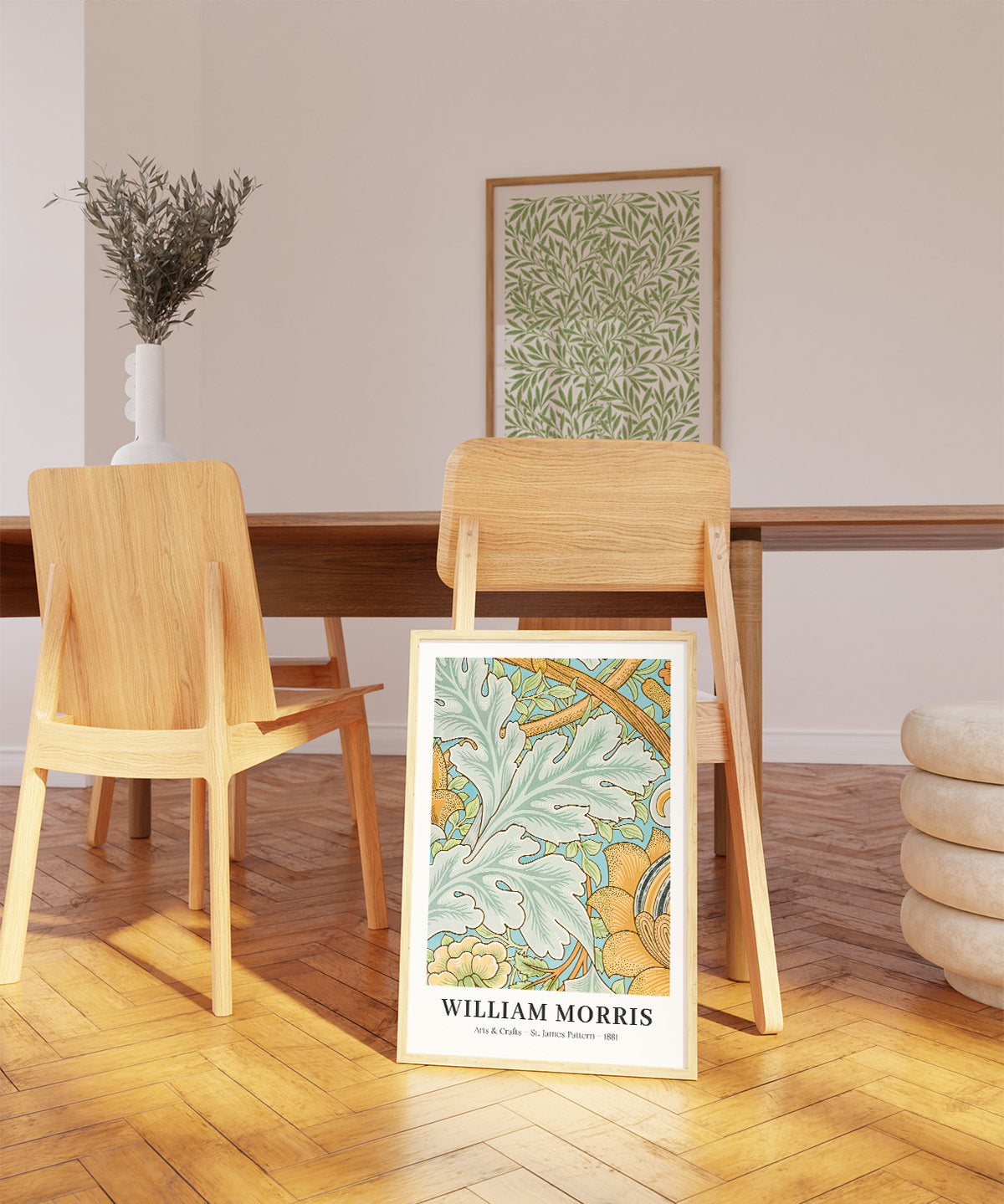 Plakat af William Morris med titlen "St James" placeret i en moderne stue med træmøbler og en plante i baggrunden.