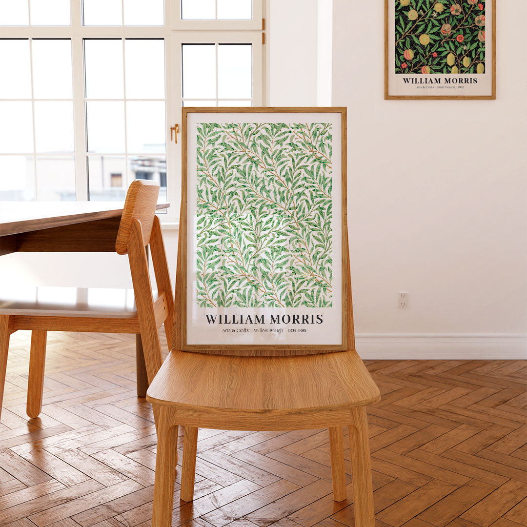 Plakat af William Morris med titlen "Willow Bough" placeret på en stol i et lyst rum.