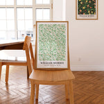 Plakat af William Morris med titlen "Willow Bough" placeret på en stol i et lyst rum.