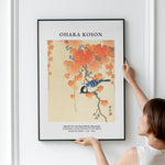 Plakat af Ohara Koson med motivet "Great Tit on Paulownia Branch" hængt op på en væg.