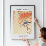 Plakat af Ohara Koson med motivet "Great Tit on Paulownia Branch" hængt op på en væg.