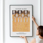 Gustav Klimt plakat med motivet "Beethoven Frieze" hængt op på en væg.