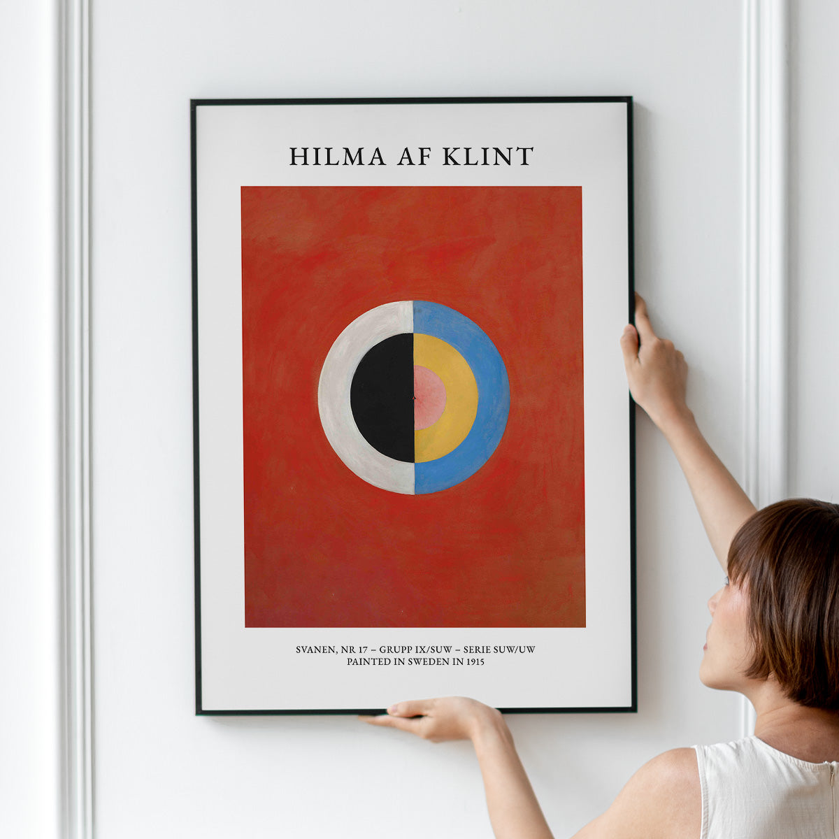Plakat af Hilma af Klint med titlen "Svanen, Nr. 17 - Gruppe IX/SUW - Serie SUW/U", viser et abstrakt design med en cirkel i midten på en rød baggrund.