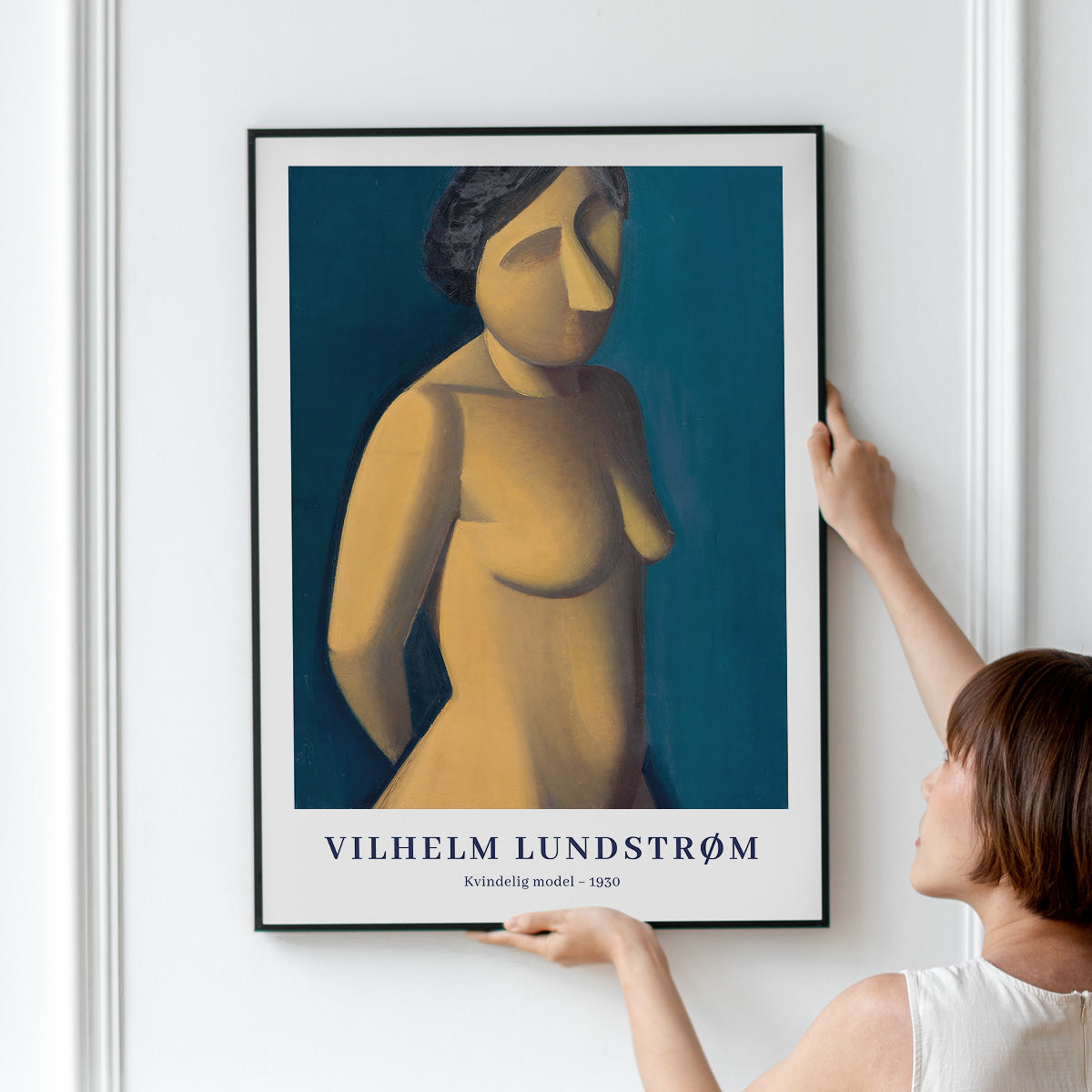 Plakat af Vilhelm Lundstrøm med titlen "Kvindelig model - 1950" hænges op på en væg.