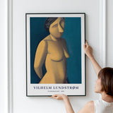 Plakat af Vilhelm Lundstrøm med titlen "Kvindelig model - 1950" hænges op på en væg.