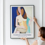Plakat af Vilhelm Lundstrøm med titlen "Siddende kvindelig model - 1950" hænges op på en væg.