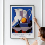 Plakat af Vilhelm Lundstrøm med titlen "Opstilling med kander" hænges op på en væg.