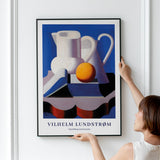 Plakat af Vilhelm Lundstrøm med titlen "Opstilling med kander" hænges op på en væg.