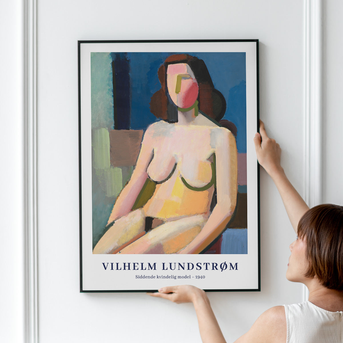Plakat af Vilhelm Lundstrøm med titlen "Siddende kvindelig model - 1940" hænges op på en væg.