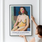 Plakat af Vilhelm Lundstrøm med titlen "Siddende kvindelig model - 1940" hænges op på en væg.