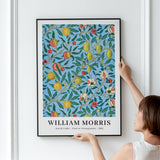 William Morris plakat med frugt- og granatæblemotiv, hængt op på en væg.