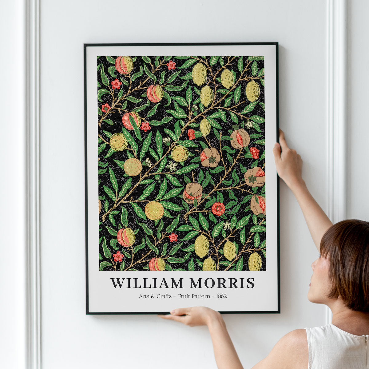 Plakat med William Morris' "Pruit Pattern" fra 1862, hængt op på en væg.