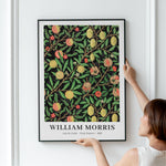 Plakat med William Morris' "Pruit Pattern" fra 1862, hængt op på en væg.