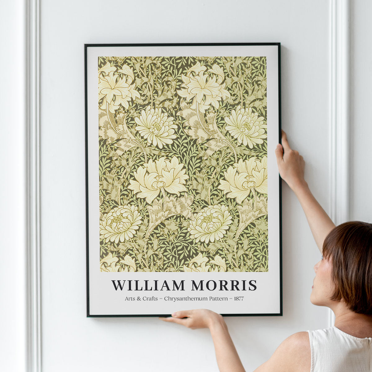 William Morris plakat med krysantemum mønster, 1887, hængt op på en hvid væg.