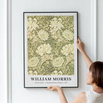 William Morris plakat med krysantemum mønster, 1887, hængt op på en hvid væg.
