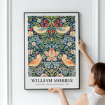 Plakat med William Morris' "Strawberry Thief Pattern" fra 1883, hængt op på en væg.