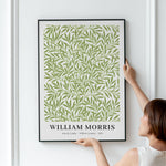 William Morris plakat med grønne pileblade, 1874, hængt op på en væg.