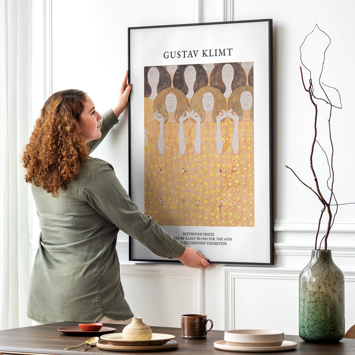 Gustav Klimt plakat hængt op på en væg i en stue.