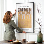 Gustav Klimt plakat hængt op på en væg i en stue.