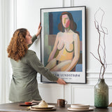 Kvinde hænger en plakat op på en væg i en stue. Plakaten viser et abstrakt maleri af en nøgen kvindelig model, med teksten "Vilhelm Lundstrøm - Kvindelig model - 1940" nederst.