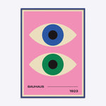 Bauhaus plakat med to stiliserede øjne i blå og grøn på en lyserød baggrund, indrammet i en træramme.