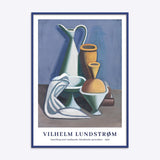 Vilhelm Lundstrøm - Opstilling med vandkande, håndklæde og krukker, 1929 plakat i blå ramme.