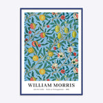 William Morris plakat med frugt- og granatæblemotiv på blå baggrund, indrammet i egetræ.