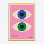 Bauhaus plakat med to stiliserede øjne i blå og grøn på en lyserød baggrund, indrammet i en gul træramme.