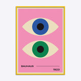 Bauhaus plakat med to stiliserede øjne i blå og grøn på en lyserød baggrund, indrammet i en gul træramme.