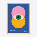 Bauhaus plakat med geometrisk design i blå, pink og gul, indrammet i en gul træramme.